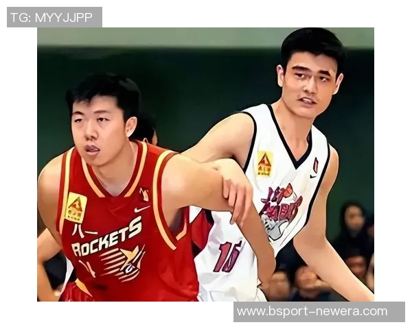 姚明手握国旗展风采彰显中国篮球精神与团结力量